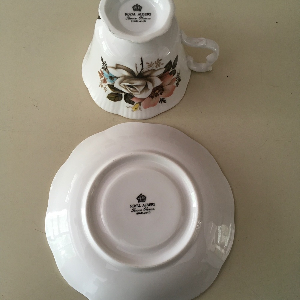 Rare vintage Royal Albert bone china tea cup with a floral design - Picture 3 of 6
